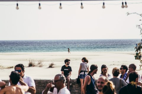Terraza con vista al mar - Café del Mar Beach